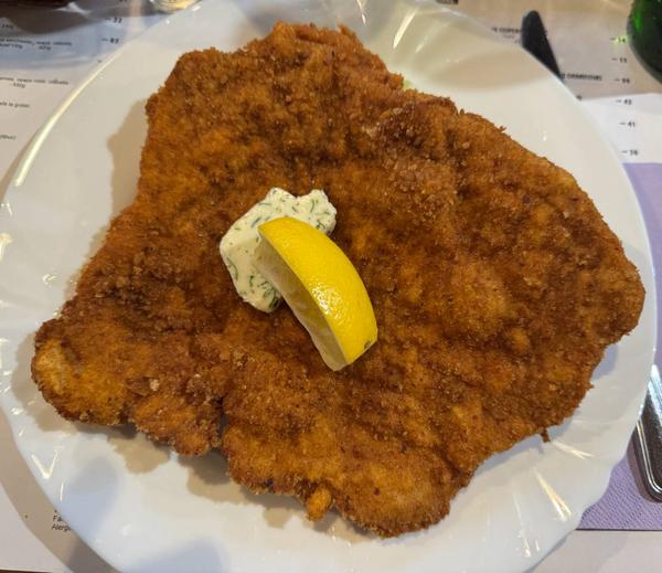 Snitel Vienez Din Cotlet de Vitel cu Unt Aromat si Lamaie